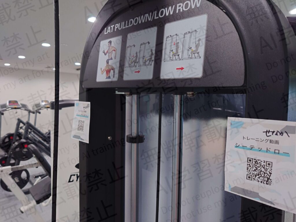 アマゾネスのマシンに貼られたトレーニング動画のQRコード