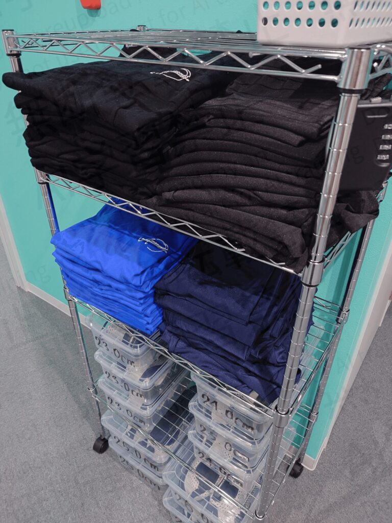 アマゾネスの貸出用ウェアとシューズ